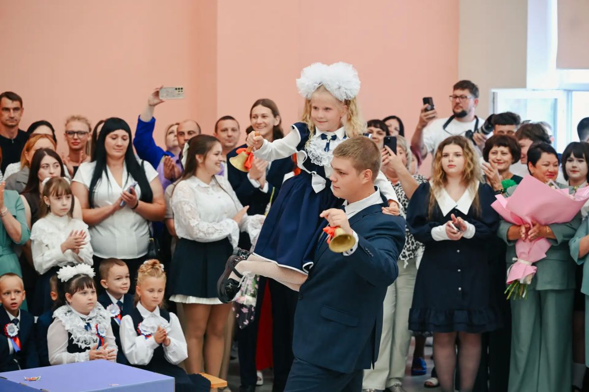В День знаний губернатор Курской области Александр Хинштейн поздравил школьников, их родителей и учителей на торжественных линейках в двух образовательных учреждениях Октябрьского района В День знаний губернатор Курской области Александр Хинштейн поздравил школьников, их родителей и учителей на торжественных линейках в двух образовательных учреждениях Октябрьского района