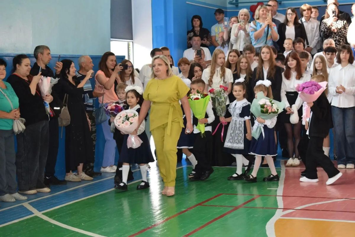 Сегодня 1 сентября, а значит — здравствуй, школа! Сегодня 1 сентября, а значит — здравствуй, школа!