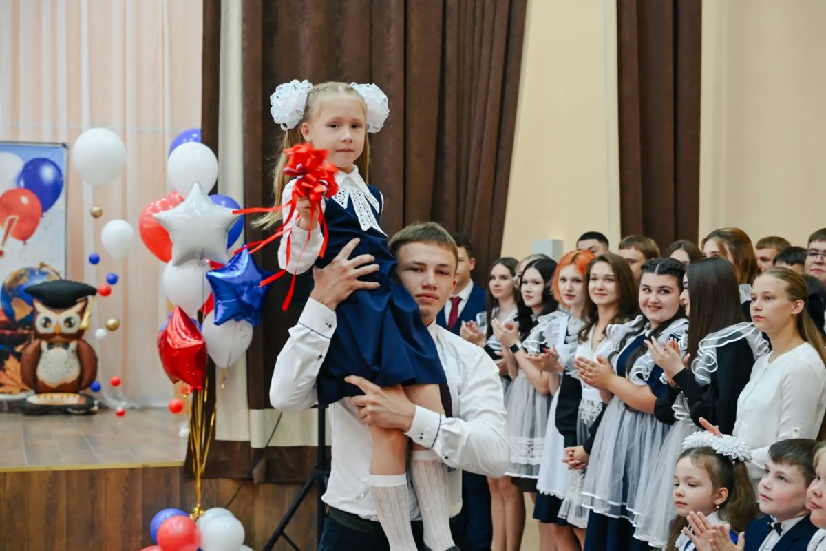 В День знаний губернатор Курской области Александр Хинштейн поздравил школьников, их родителей и учителей на торжественных линейках в двух образовательных учреждениях Октябрьского района В День знаний губернатор Курской области Александр Хинштейн поздравил школьников, их родителей и учителей на торжественных линейках в двух образовательных учреждениях Октябрьского района