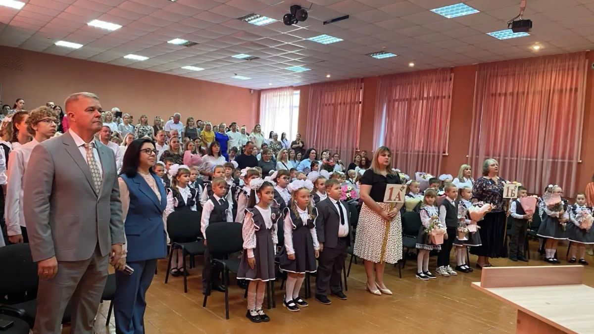 Сегодня 1 сентября, а значит — здравствуй, школа! Сегодня 1 сентября, а значит — здравствуй, школа!