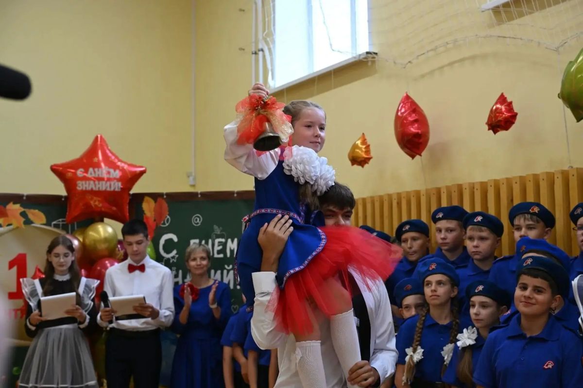 Александр Хинштейн поздравил курских школьников с Днем знаний Александр Хинштейн поздравил курских школьников с Днем знаний
