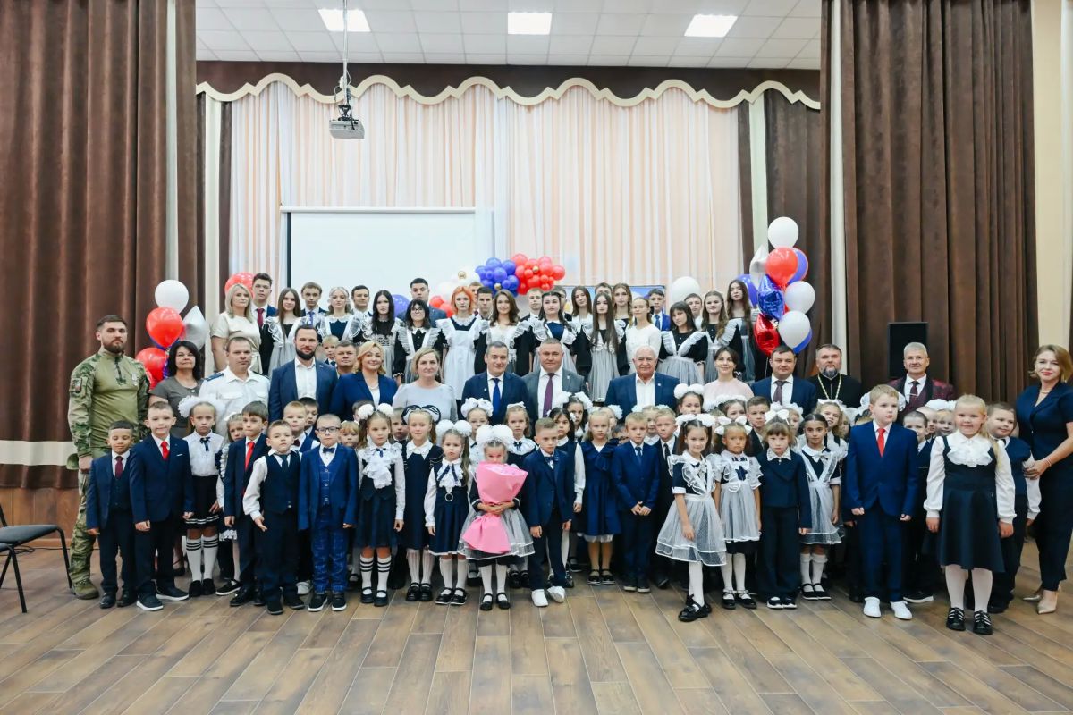 В День знаний губернатор Курской области Александр Хинштейн поздравил школьников, их родителей и учителей на торжественных линейках в двух образовательных учреждениях Октябрьского района В День знаний губернатор Курской области Александр Хинштейн поздравил школьников, их родителей и учителей на торжественных линейках в двух образовательных учреждениях Октябрьского района