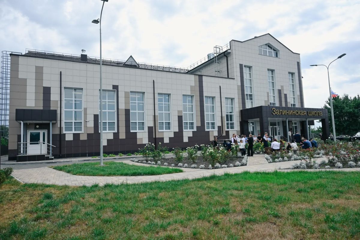 В День знаний губернатор Курской области Александр Хинштейн поздравил школьников, их родителей и учителей на торжественных линейках в двух образовательных учреждениях Октябрьского района В День знаний губернатор Курской области Александр Хинштейн поздравил школьников, их родителей и учителей на торжественных линейках в двух образовательных учреждениях Октябрьского района