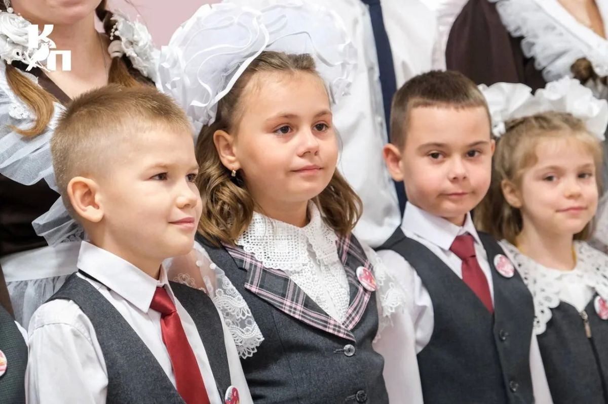 «Не спешите взрослеть», — такое напутствие дал первоклассникам губернатор Александр Хинштейн «Не спешите взрослеть», — такое напутствие дал первоклассникам губернатор Александр Хинштейн