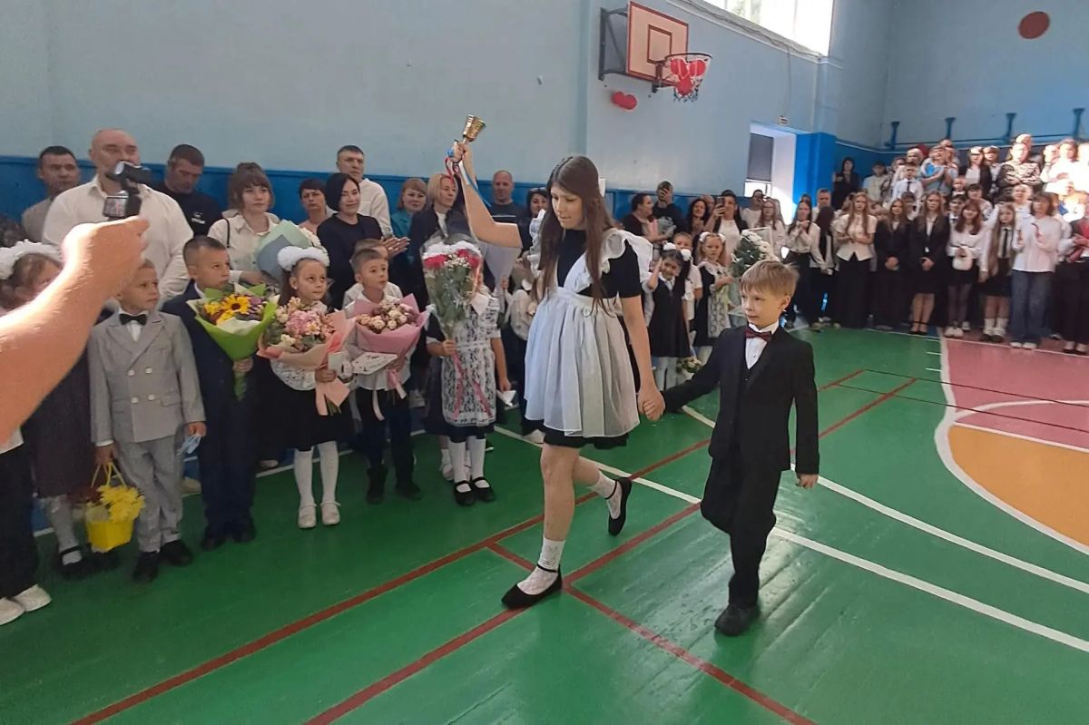 Сегодня 1 сентября, а значит — здравствуй, школа! Сегодня 1 сентября, а значит — здравствуй, школа!
