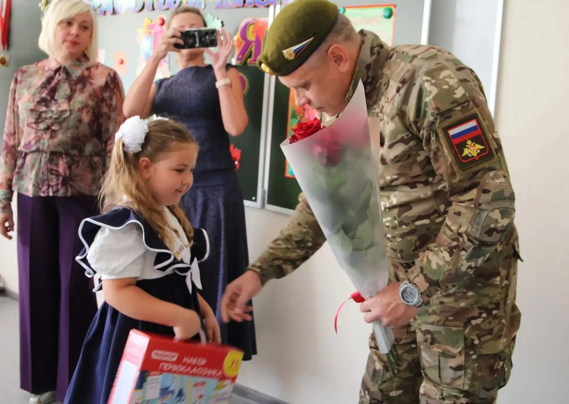 Сегодня 1 сентября, а значит — здравствуй, школа! Сегодня 1 сентября, а значит — здравствуй, школа!