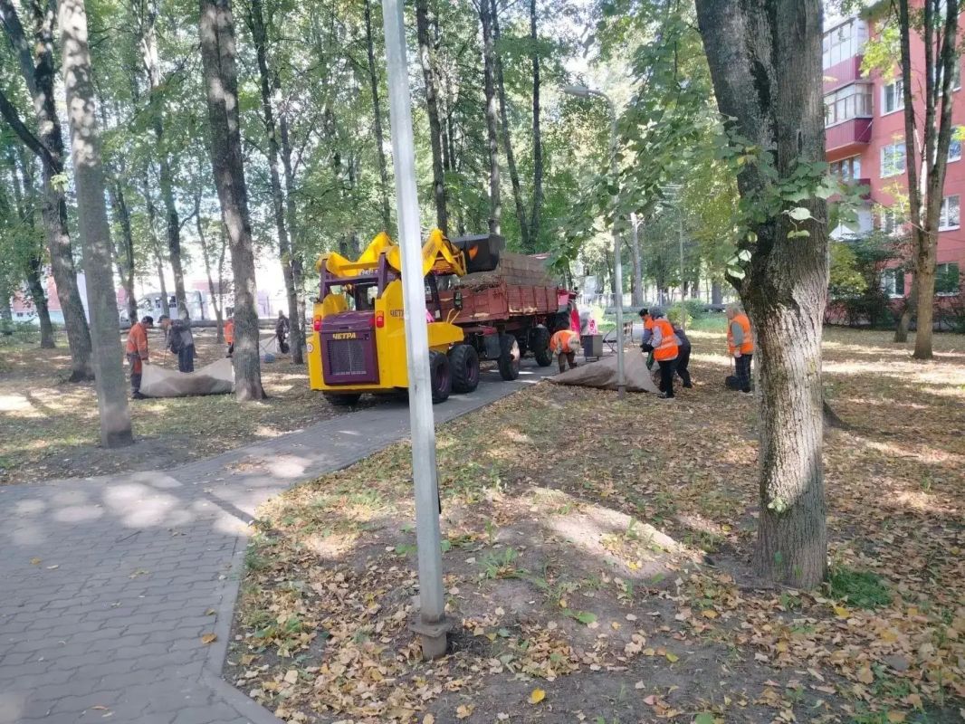 Лето сменяется осенью, а Городская коммунальная служба не теряет ни минуты, чтобы для железногорцев смена сезонов прошла спокойно и комфортно Лето сменяется осенью, а Городская коммунальная служба не теряет ни минуты, чтобы для железногорцев смена сезонов прошла спокойно и комфортно