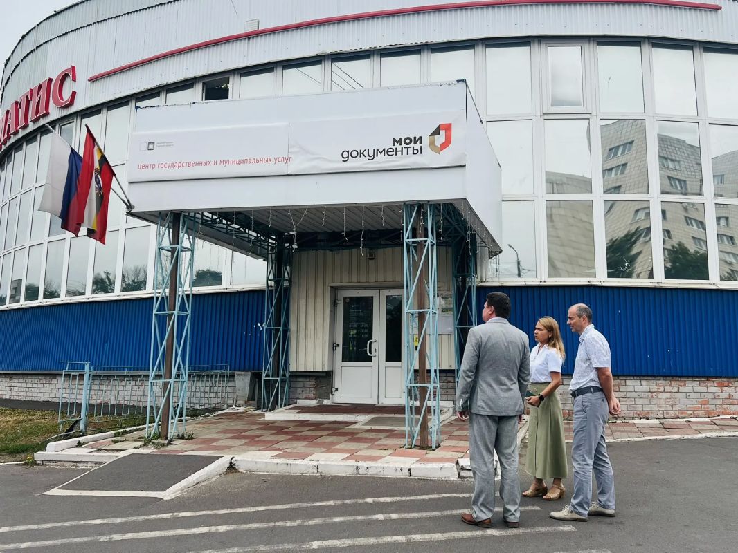 Сегодня министр цифрового развития и связи Курской области Сергей Кожевников совместно с директором АУ КО «МФЦ» Романом Заугольниковым посетили филиал областного бюджетного учреждения «Многофункциональный центр по... Сегодня министр цифрового развития и связи Курской области Сергей Кожевников совместно с директором АУ КО «МФЦ» Романом Заугольниковым посетили филиал областного бюджетного учреждения «Многофункциональный центр по...