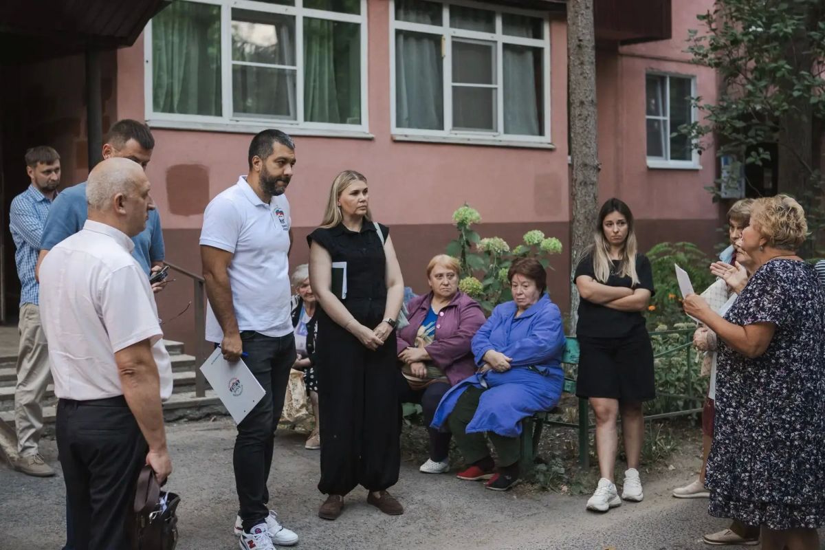 Глава Курска Евгений Маслов встретился с жителями дома на улице Дейнеки, 30 Глава Курска Евгений Маслов встретился с жителями дома на улице Дейнеки, 30