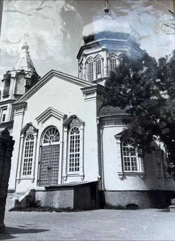 Знаете ли вы, что комплекс зданий на улице Карла Маркса хранит в себе несколько эпох? Сегодня это Успенско-Никитская церковь — действующий православный храм, а когда-то здесь, рядом с храмом, располагалась... Знаете ли вы, что комплекс зданий на улице Карла Маркса хранит в себе несколько эпох? Сегодня это Успенско-Никитская церковь — действующий православный храм, а когда-то здесь, рядом с храмом, располагалась...