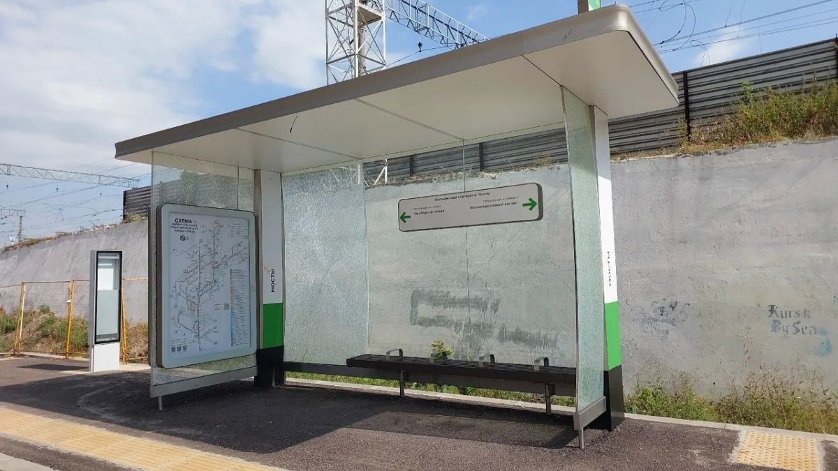 В Курске вандалы разбили с десяток остановочных павильонов В Курске вандалы разбили с десяток остановочных павильонов