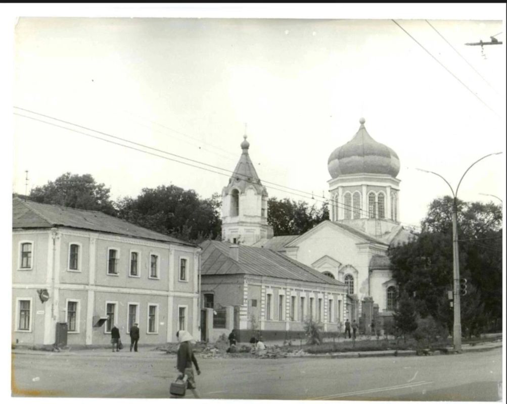 Знаете ли вы, что комплекс зданий на улице Карла Маркса хранит в себе несколько эпох? Сегодня это Успенско-Никитская церковь — действующий православный храм, а когда-то здесь, рядом с храмом, располагалась... Знаете ли вы, что комплекс зданий на улице Карла Маркса хранит в себе несколько эпох? Сегодня это Успенско-Никитская церковь — действующий православный храм, а когда-то здесь, рядом с храмом, располагалась...