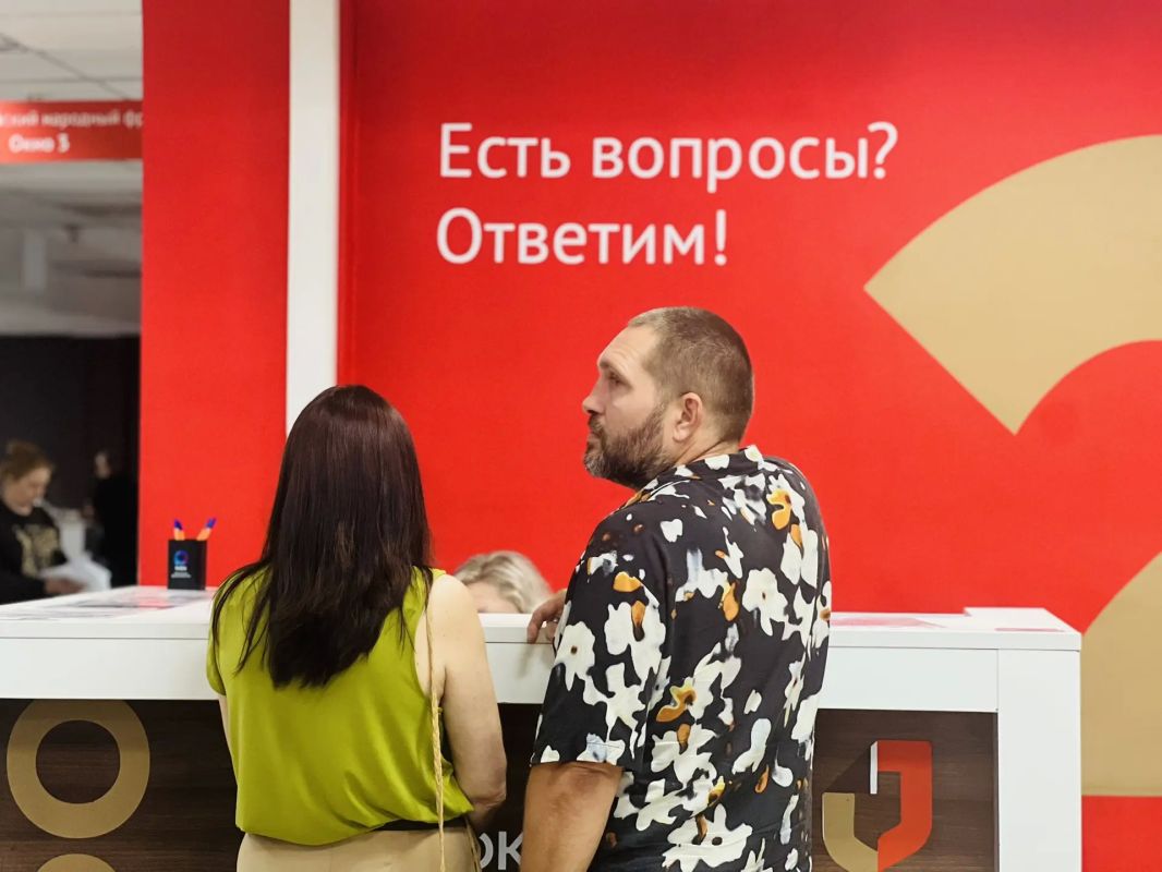 Сегодня министр цифрового развития и связи Курской области Сергей Кожевников совместно с директором АУ КО «МФЦ» Романом Заугольниковым посетили филиал областного бюджетного учреждения «Многофункциональный центр по... Сегодня министр цифрового развития и связи Курской области Сергей Кожевников совместно с директором АУ КО «МФЦ» Романом Заугольниковым посетили филиал областного бюджетного учреждения «Многофункциональный центр по...