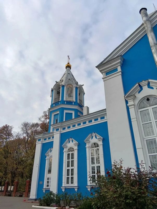 Знаете ли вы, что комплекс зданий на улице Карла Маркса хранит в себе несколько эпох? Сегодня это Успенско-Никитская церковь — действующий православный храм, а когда-то здесь, рядом с храмом, располагалась... Знаете ли вы, что комплекс зданий на улице Карла Маркса хранит в себе несколько эпох? Сегодня это Успенско-Никитская церковь — действующий православный храм, а когда-то здесь, рядом с храмом, располагалась...