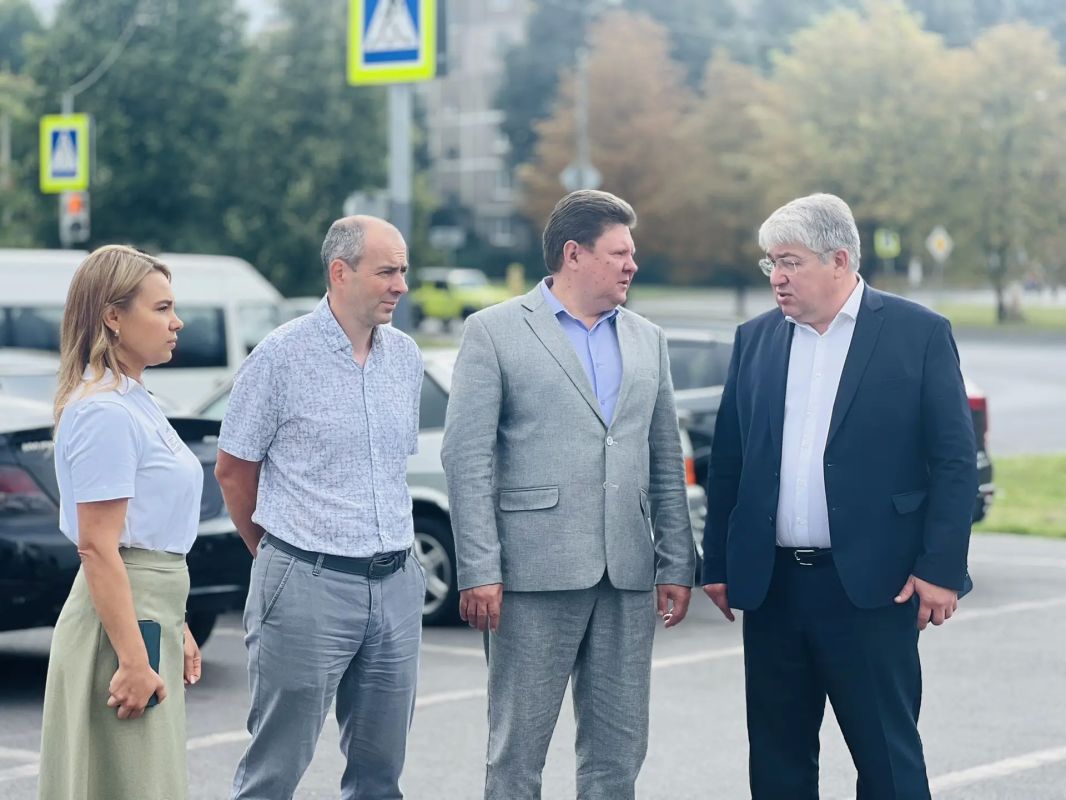 Сегодня министр цифрового развития и связи Курской области Сергей Кожевников совместно с директором АУ КО «МФЦ» Романом Заугольниковым посетили филиал областного бюджетного учреждения «Многофункциональный центр по... Сегодня министр цифрового развития и связи Курской области Сергей Кожевников совместно с директором АУ КО «МФЦ» Романом Заугольниковым посетили филиал областного бюджетного учреждения «Многофункциональный центр по...