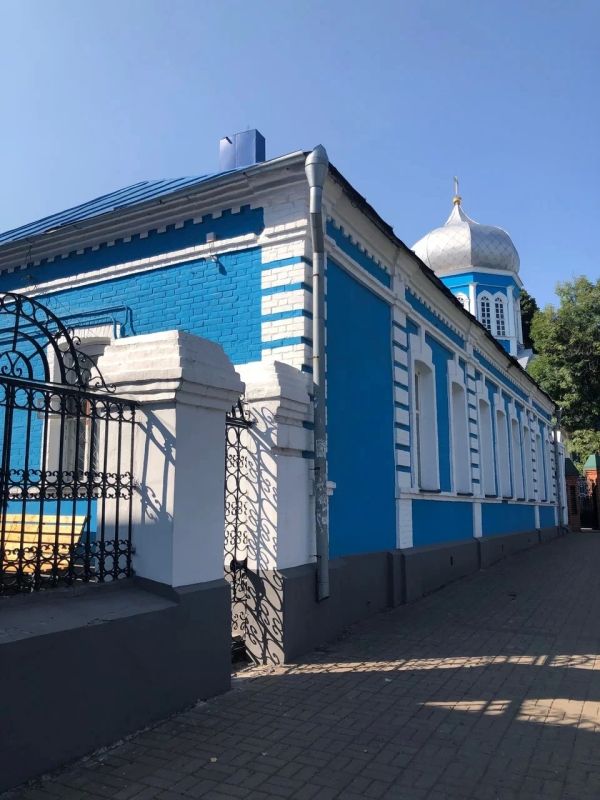 Знаете ли вы, что комплекс зданий на улице Карла Маркса хранит в себе несколько эпох? Сегодня это Успенско-Никитская церковь — действующий православный храм, а когда-то здесь, рядом с храмом, располагалась... Знаете ли вы, что комплекс зданий на улице Карла Маркса хранит в себе несколько эпох? Сегодня это Успенско-Никитская церковь — действующий православный храм, а когда-то здесь, рядом с храмом, располагалась...