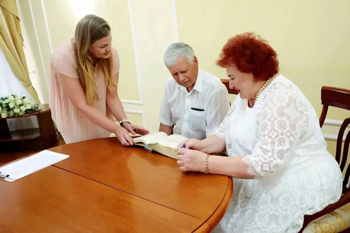 В управлении ЗАГС администрации Сеймского округа г. Курска поздравили с «изумрдуной» свадьбой семью Черенковых Евгения Николаевича и Любовь Васильевну В управлении ЗАГС администрации Сеймского округа г. Курска поздравили с «изумрдуной» свадьбой семью Черенковых Евгения Николаевича и Любовь Васильевну