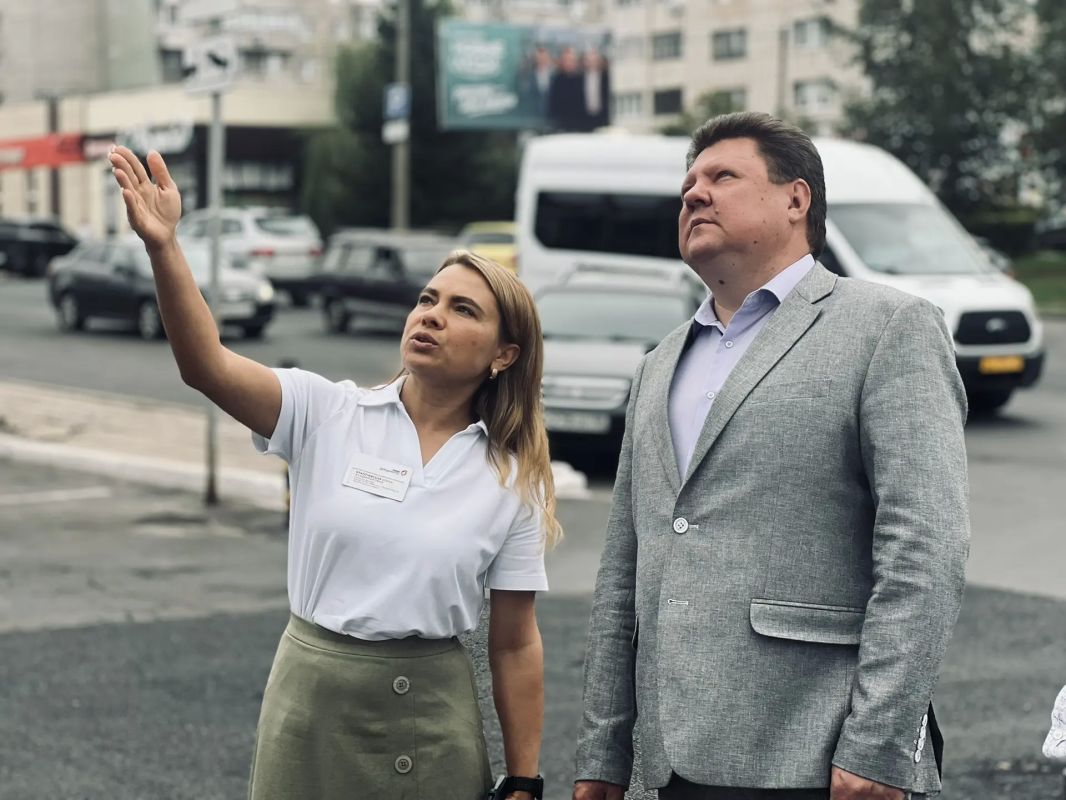 Сегодня министр цифрового развития и связи Курской области Сергей Кожевников совместно с директором АУ КО «МФЦ» Романом Заугольниковым посетили филиал областного бюджетного учреждения «Многофункциональный центр по... Сегодня министр цифрового развития и связи Курской области Сергей Кожевников совместно с директором АУ КО «МФЦ» Романом Заугольниковым посетили филиал областного бюджетного учреждения «Многофункциональный центр по...