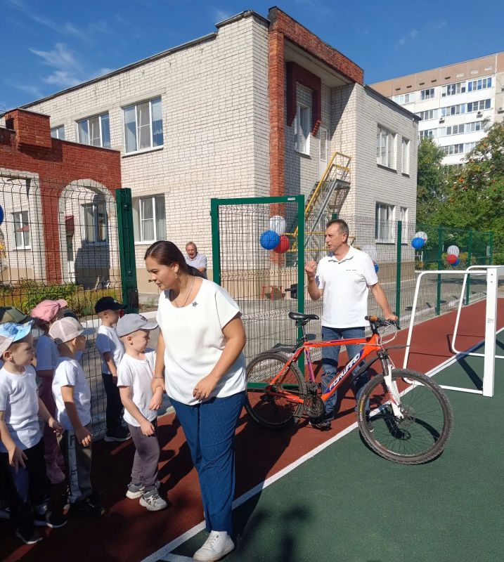 Игорь Корпунков: Друзья, а у нас в «Золотом петушке» теперь не просто двор — а настоящая спортивная арена! Здесь открыли современную спортивную площадку! Игорь Корпунков: Друзья, а у нас в «Золотом петушке» теперь не просто двор — а настоящая спортивная арена! Здесь открыли современную спортивную площадку!
