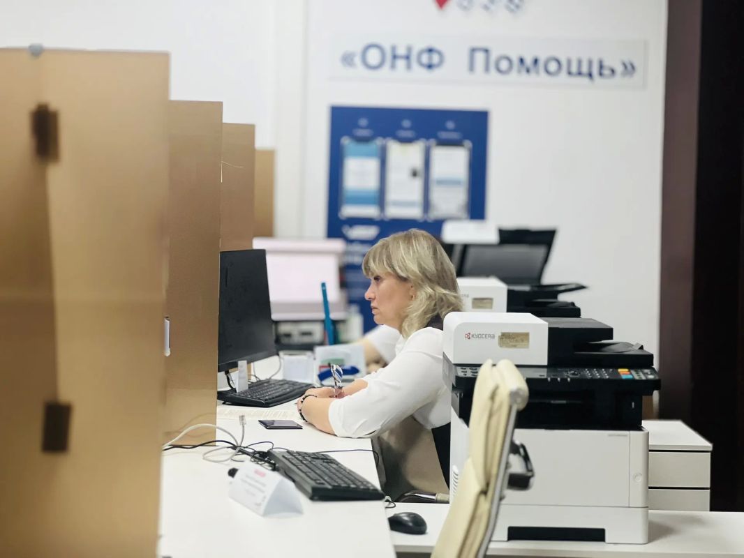 Сегодня министр цифрового развития и связи Курской области Сергей Кожевников совместно с директором АУ КО «МФЦ» Романом Заугольниковым посетили филиал областного бюджетного учреждения «Многофункциональный центр по... Сегодня министр цифрового развития и связи Курской области Сергей Кожевников совместно с директором АУ КО «МФЦ» Романом Заугольниковым посетили филиал областного бюджетного учреждения «Многофункциональный центр по...
