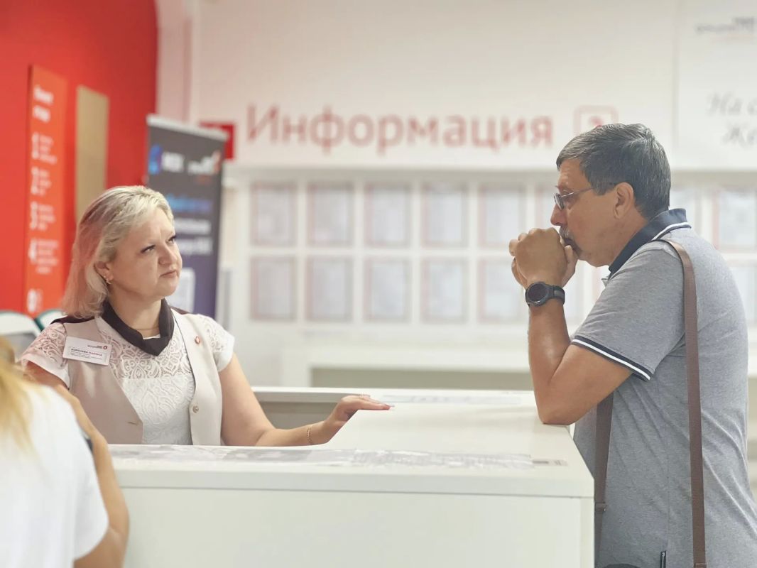 Сегодня министр цифрового развития и связи Курской области Сергей Кожевников совместно с директором АУ КО «МФЦ» Романом Заугольниковым посетили филиал областного бюджетного учреждения «Многофункциональный центр по... Сегодня министр цифрового развития и связи Курской области Сергей Кожевников совместно с директором АУ КО «МФЦ» Романом Заугольниковым посетили филиал областного бюджетного учреждения «Многофункциональный центр по...