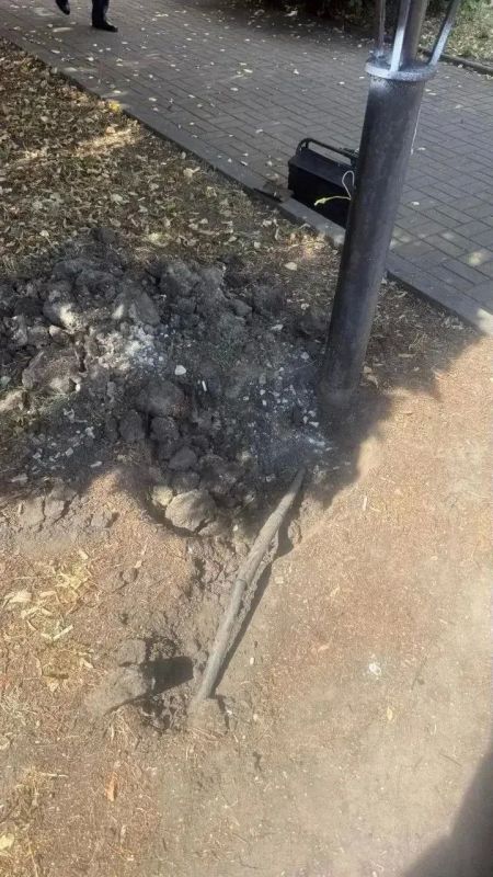 В Курске на улице Ленина починили подсветку бюста Михаила Булатова В Курске на улице Ленина починили подсветку бюста Михаила Булатова