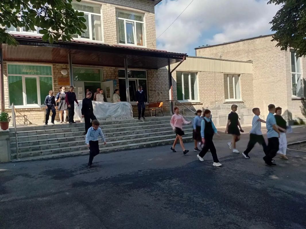 Работниками ПЧ Фатежского района Противопожарной службы комитета региональной безопасности проведено профилактическое занятие по пожарной безопасности для учащихся Глебовской школы Работниками ПЧ Фатежского района Противопожарной службы комитета региональной безопасности проведено профилактическое занятие по пожарной безопасности для учащихся Глебовской школы