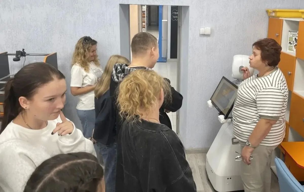 Юные куряне сделали картину в технике кинусайга и познакомили с роботом Кирой Юные куряне сделали картину в технике кинусайга и познакомили с роботом Кирой