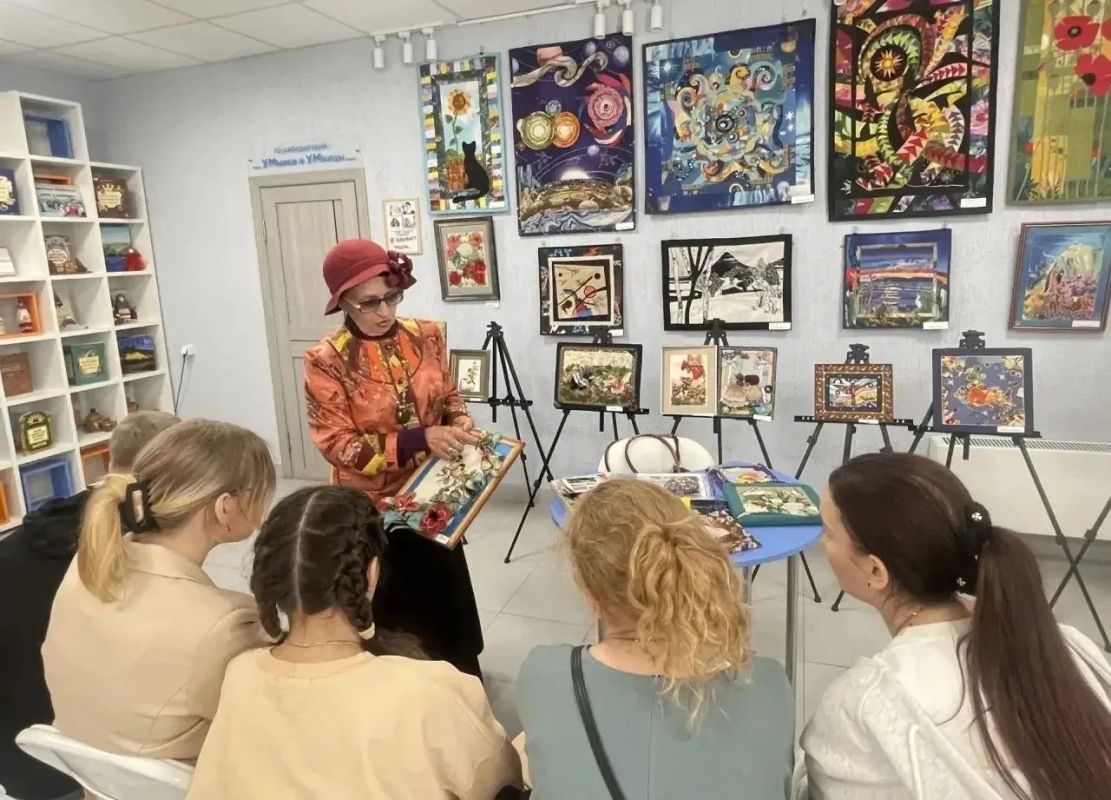 Юные куряне сделали картину в технике кинусайга и познакомили с роботом Кирой Юные куряне сделали картину в технике кинусайга и познакомили с роботом Кирой