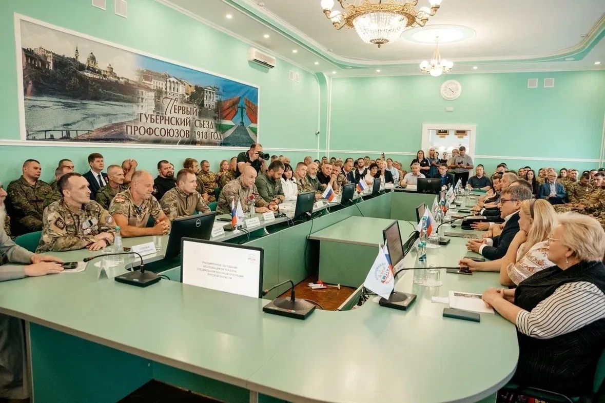 Глава региона Александр Хинштейн встретился с представителями Ассоциации ветеранов СВО Курской области Глава региона Александр Хинштейн встретился с представителями Ассоциации ветеранов СВО Курской области