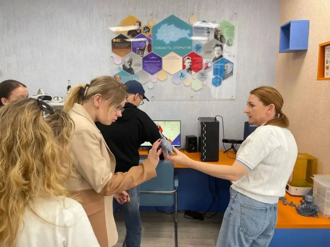 Юные куряне сделали картину в технике кинусайга и познакомили с роботом Кирой Юные куряне сделали картину в технике кинусайга и познакомили с роботом Кирой