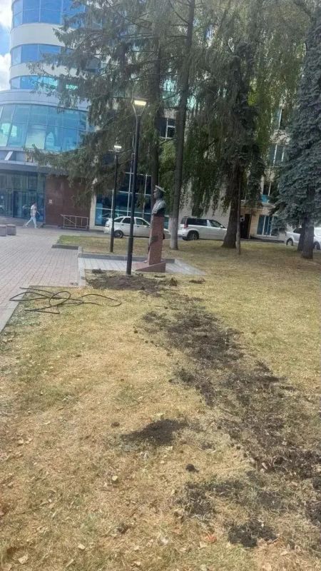 В Курске на улице Ленина починили подсветку бюста Михаила Булатова В Курске на улице Ленина починили подсветку бюста Михаила Булатова