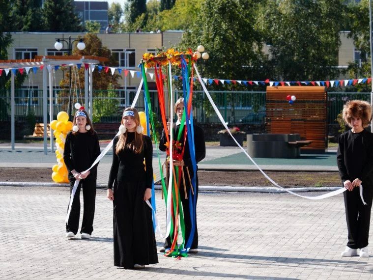 Пятница, которая запомнится надолго: в пятой школе открыли новую площадку для группы продлённого дня! Это не просто современное пространство для игр и спорта — это символ единства и заботы о будущем поколении Пятница, которая запомнится надолго: в пятой школе открыли новую площадку для группы продлённого дня! Это не просто современное пространство для игр и спорта — это символ единства и заботы о будущем поколении