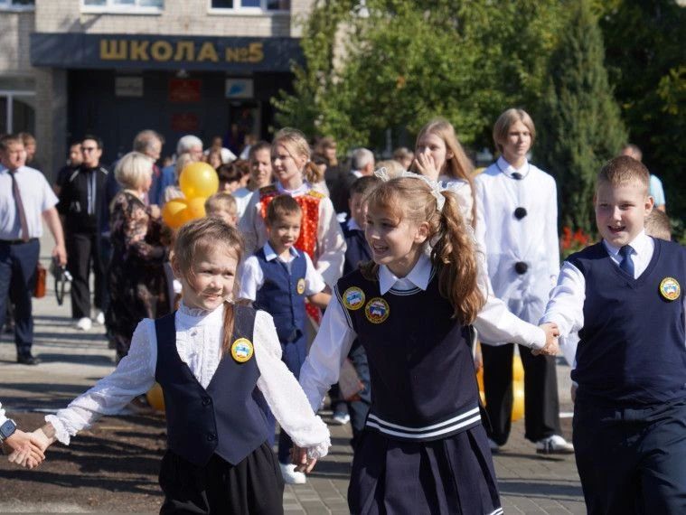 Пятница, которая запомнится надолго: в пятой школе открыли новую площадку для группы продлённого дня! Это не просто современное пространство для игр и спорта — это символ единства и заботы о будущем поколении Пятница, которая запомнится надолго: в пятой школе открыли новую площадку для группы продлённого дня! Это не просто современное пространство для игр и спорта — это символ единства и заботы о будущем поколении