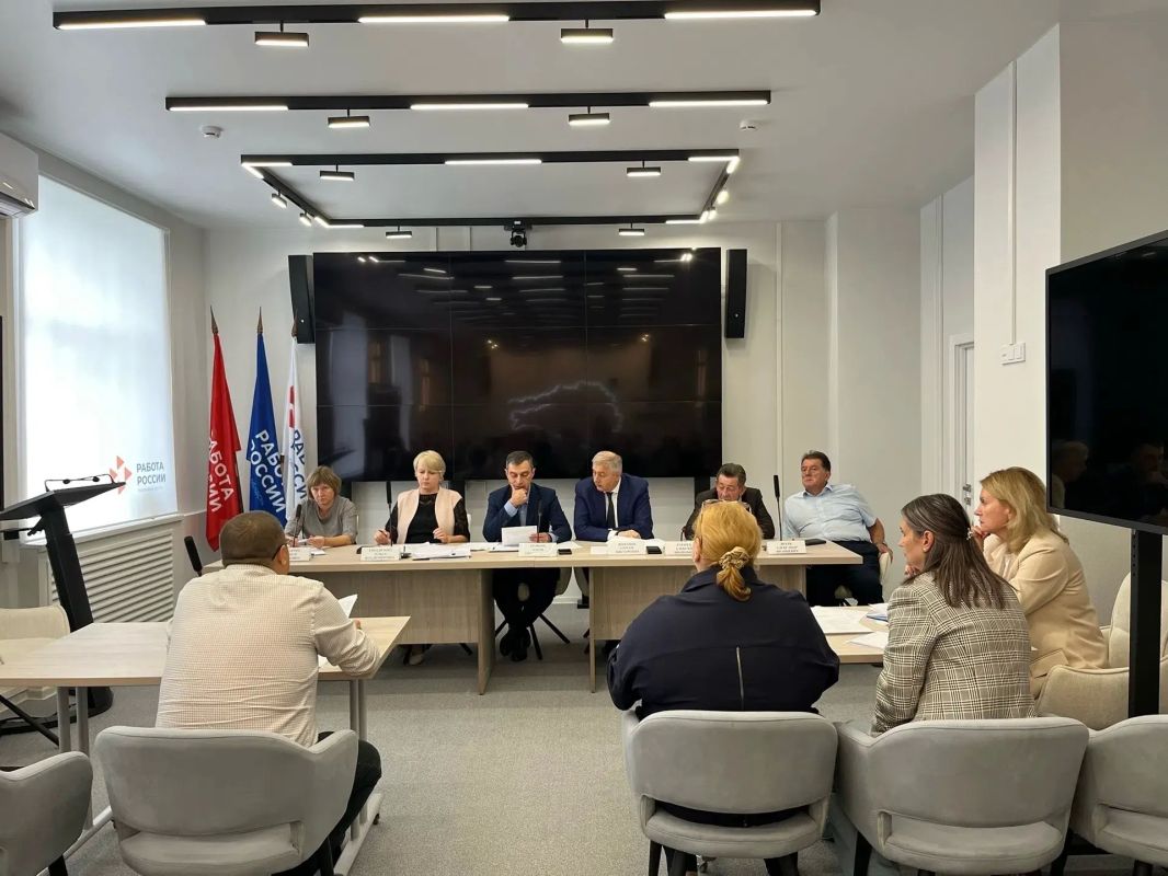Сегодня под руководством заместителя Губернатора Курской области Сергея Викторовича Фофанова состоялось заседание межведомственной комиссии Курской области по противодействию нелегальной занятости Сегодня под руководством заместителя Губернатора Курской области Сергея Викторовича Фофанова состоялось заседание межведомственной комиссии Курской области по противодействию нелегальной занятости