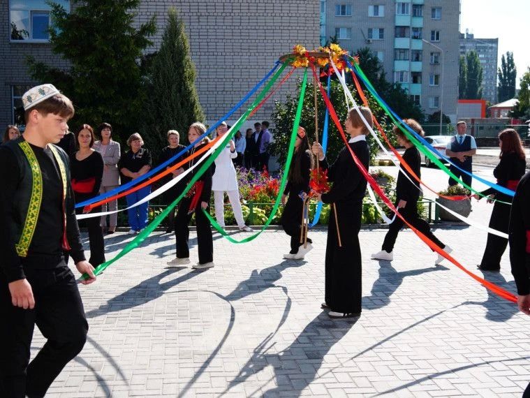 Пятница, которая запомнится надолго: в пятой школе открыли новую площадку для группы продлённого дня! Это не просто современное пространство для игр и спорта — это символ единства и заботы о будущем поколении Пятница, которая запомнится надолго: в пятой школе открыли новую площадку для группы продлённого дня! Это не просто современное пространство для игр и спорта — это символ единства и заботы о будущем поколении