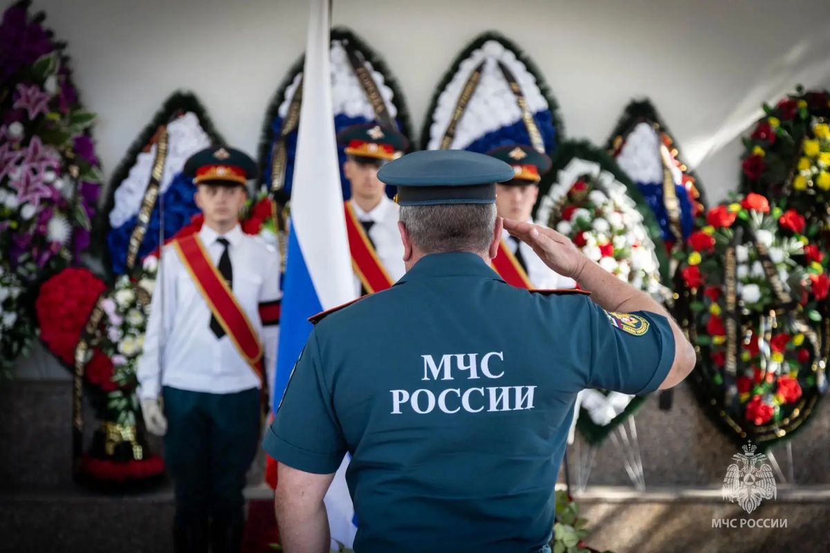 Севастополь простился с четырьмя героями — пиротехниками МЧС, погибших при детонации взрывного устройства ВСУ Севастополь простился с четырьмя героями — пиротехниками МЧС, погибших при детонации взрывного устройства ВСУ