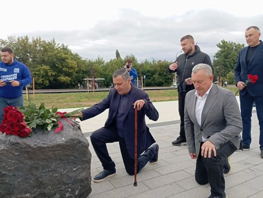 Советник председателя Правительства Самарской области Александр Фетисов вместе с губернатором Александром Хинштейном возложили цветы к закладному камню Героям, спасавших мирных жителей от агрессии ВСУ