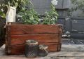 Как превратить старый ящик в стильное кашпо для сада