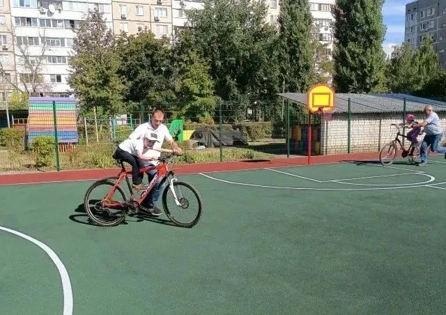 #партпроекты. Малышам пришлась по душе новая спортивная площадка В курчатовском детсадике «Золотой петушок» теперь не просто двор, а настоящая арена #партпроекты. Малышам пришлась по душе новая спортивная площадка В курчатовском детсадике «Золотой петушок» теперь не просто двор, а настоящая арена