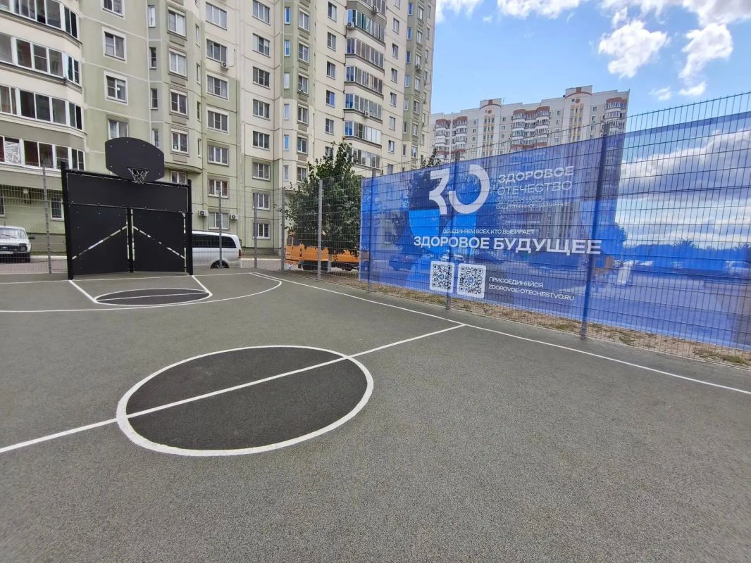 В Курске открыли ещё одну спортивную площадку по проекту движения "Здоровое Отечество" На спортплощадке оборудованы канатный комплекс "Спайдер", велопарковка, зона для занятия воркаутом, баскетболом, настольным теннисом и... В Курске открыли ещё одну спортивную площадку по проекту движения "Здоровое Отечество" На спортплощадке оборудованы канатный комплекс "Спайдер", велопарковка, зона для занятия воркаутом, баскетболом, настольным теннисом и...