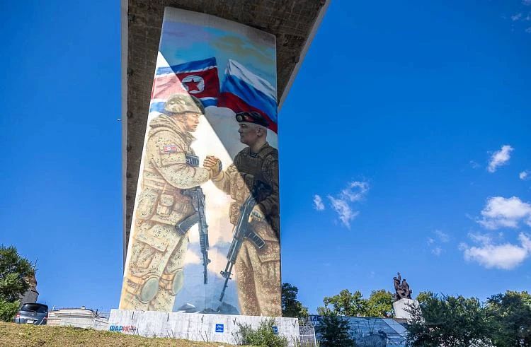 Во Владивостоке на одной из опор Золотого моста открыли новый «Мурал Победы», посвящённый боевому братству России и Корейской Народно-Демократической Республики. На масштабной росписи изображены российский морской пехотинец... Во Владивостоке на одной из опор Золотого моста открыли новый «Мурал Победы», посвящённый боевому братству России и Корейской Народно-Демократической Республики. На масштабной росписи изображены российский морской пехотинец...