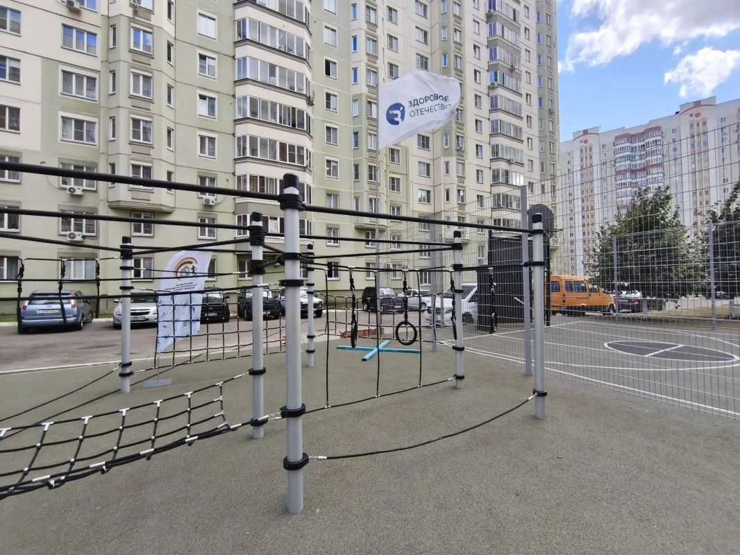 В Курске открыли ещё одну спортивную площадку по проекту движения "Здоровое Отечество" На спортплощадке оборудованы канатный комплекс "Спайдер", велопарковка, зона для занятия воркаутом, баскетболом, настольным теннисом и... В Курске открыли ещё одну спортивную площадку по проекту движения "Здоровое Отечество" На спортплощадке оборудованы канатный комплекс "Спайдер", велопарковка, зона для занятия воркаутом, баскетболом, настольным теннисом и...