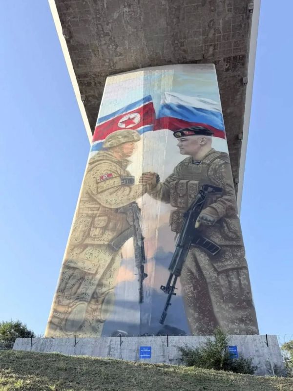 Во Владивостоке на одной из опор Золотого моста открыли новый «Мурал Победы», посвящённый боевому братству России и Корейской Народно-Демократической Республики. На масштабной росписи изображены российский морской пехотинец... Во Владивостоке на одной из опор Золотого моста открыли новый «Мурал Победы», посвящённый боевому братству России и Корейской Народно-Демократической Республики. На масштабной росписи изображены российский морской пехотинец...
