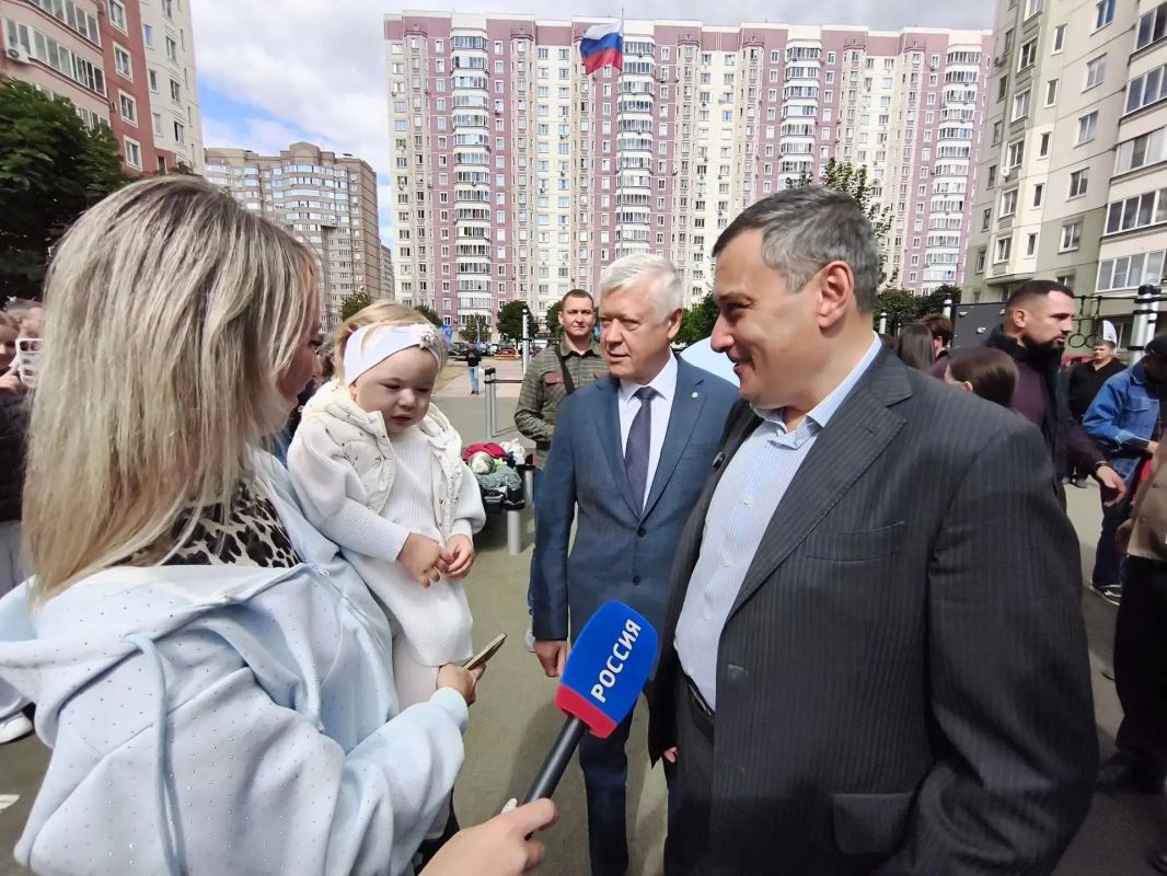 В Курске открыли ещё одну спортивную площадку по проекту движения "Здоровое Отечество" На спортплощадке оборудованы канатный комплекс "Спайдер", велопарковка, зона для занятия воркаутом, баскетболом, настольным теннисом и... В Курске открыли ещё одну спортивную площадку по проекту движения "Здоровое Отечество" На спортплощадке оборудованы канатный комплекс "Спайдер", велопарковка, зона для занятия воркаутом, баскетболом, настольным теннисом и...