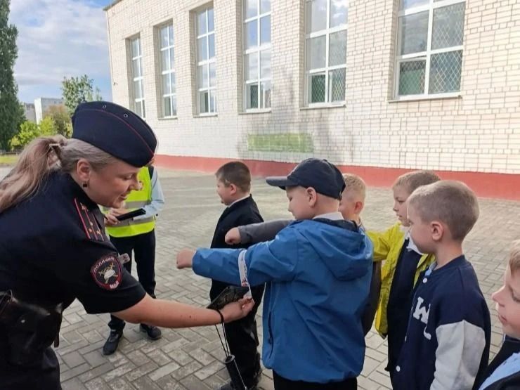 В рамках информационно-пропагандистской кампании «Внимание — дети!» Курчатовская Госавтоинспекция вместе с первоклассниками школы №6 и отрядом ЮИД отработали безопасный маршрут «Дом-школа-дом» В рамках информационно-пропагандистской кампании «Внимание — дети!» Курчатовская Госавтоинспекция вместе с первоклассниками школы №6 и отрядом ЮИД отработали безопасный маршрут «Дом-школа-дом»