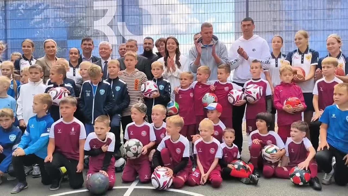 В Курске открыли ещё одну спортивную площадку по проекту движения "Здоровое Отечество" На спортплощадке оборудованы канатный комплекс "Спайдер", велопарковка, зона для занятия воркаутом, баскетболом, настольным теннисом и...