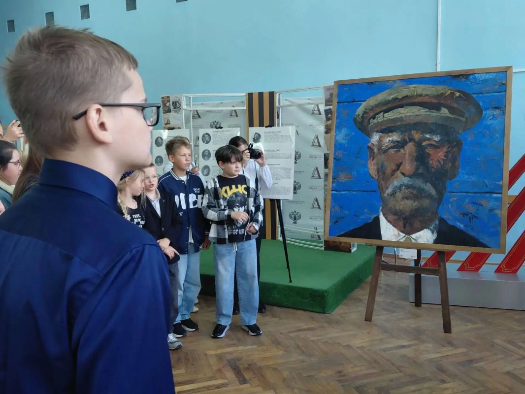 В Курске открылась художественная выставка «О Родине» В Курске открылась художественная выставка «О Родине»