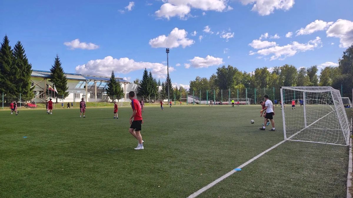 Вчера на стадионе «Горняк» прогремел старт большого школьного футбола! Вчера на стадионе «Горняк» прогремел старт большого школьного футбола!