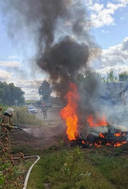Под Курском автомобиль врезался в опору ЛЭП и загорелся Под Курском автомобиль врезался в опору ЛЭП и загорелся